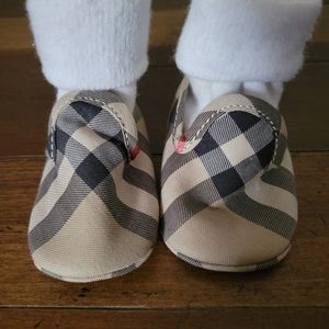 Burberry baby shoes